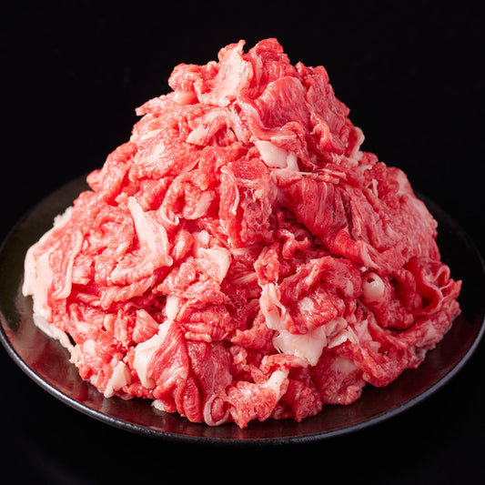和牛セレブの近江牛すき焼き用切落しスライス1kgが黒いプレートの上に山盛りに盛られ、きめ細かな赤身と白い霜降りの脂が層をなしている
