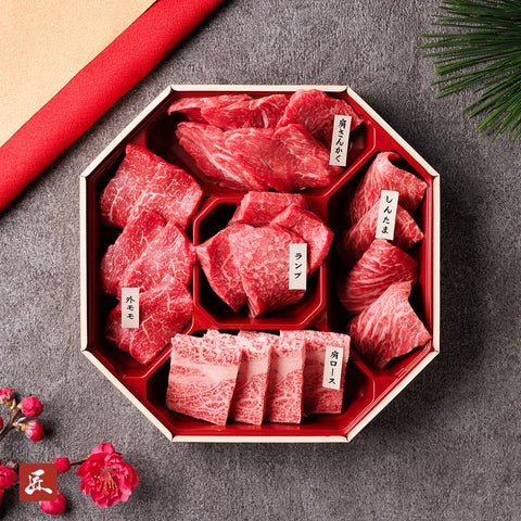 和牛セレブの鳥取和牛焼肉希少部位5種食べ比べ350gが八角形の朱塗り重箱に盛り付けられ、肩さんかく・しんたま・ランプ・外モモ・肩ロースの5部位がそれぞれ仕切られて並んでいる