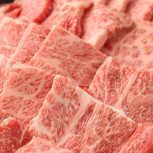 飛騨牛ザブトン肩ロースの薄切り肉を接写した霜降り模様、脂と赤身が細かく交じり合った肉質が鮮明に見える