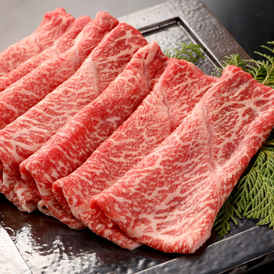 飛騨牛赤身モモのしゃぶしゃぶ用スライス、鮮やかな赤身と白い脂のコントラストが美しい薄切り肉が黒いプレートに扇状に広げられている