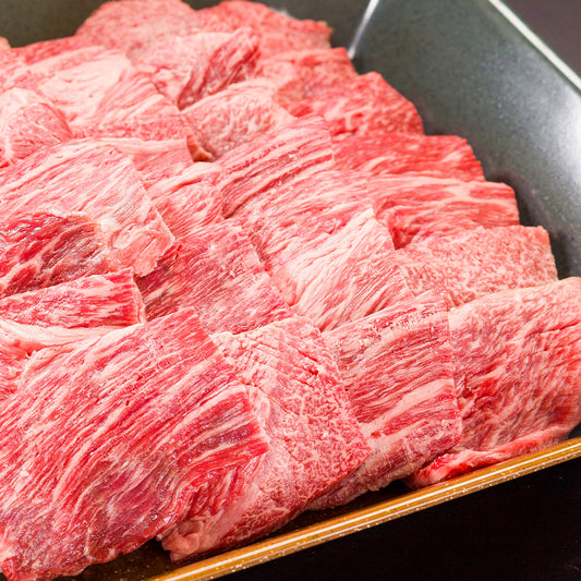 飛騨牛モモの赤身焼肉スライスを黒いトレーに盛り付けた状態。きめ細かな筋目と鮮やかな赤色が際立つ