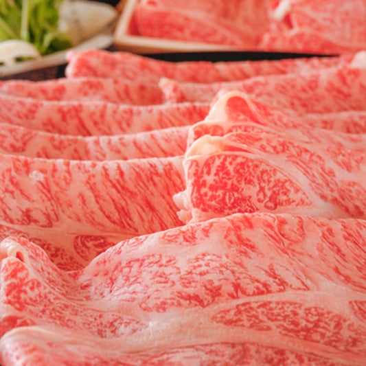松阪牛A5等級バラ肉の薄切りスライスが整然と並び、きめ細かな霜降りが全面に入った断面が鮮明に映し出されている