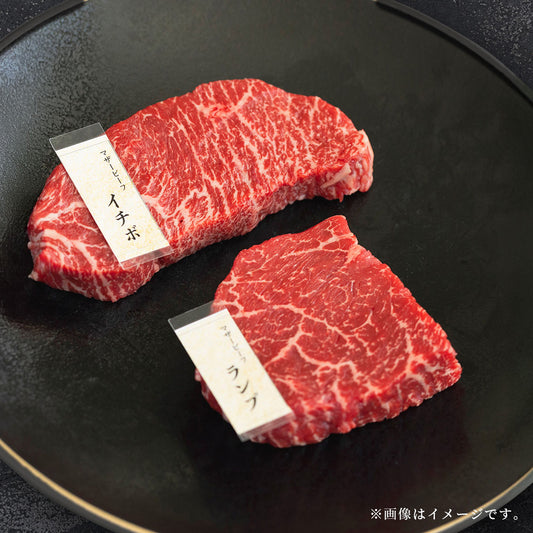 黒い丸皿にイチボとランプの赤身ステーキ2枚を盛り付けた接写。きめ細かな霜降りが全体に入った断面が鮮明で、肉質の美しさが際立っている