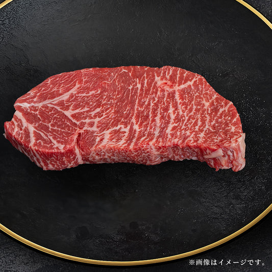 黒い円形の皿に盛り付けられた生の黒毛和牛赤身ステーキ。鮮やかな赤身にきめ細かなサシが入り、イチボ特有の豊かな肉質が一目でわかる