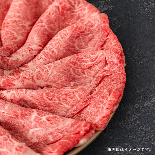 薄くスライスされた黒毛和牛サーロインが丸い器に扇状に盛り付けられ、きめ細かな霜降りと赤身が鮮やかなコントラストをつくっている
