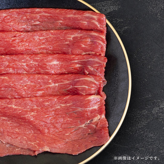 黒毛和牛モモスライスの薄切り肉が黒いプレートに重なるように盛り付けられ、きめ細かな肉質と赤身の色合いがクローズアップで確認できる