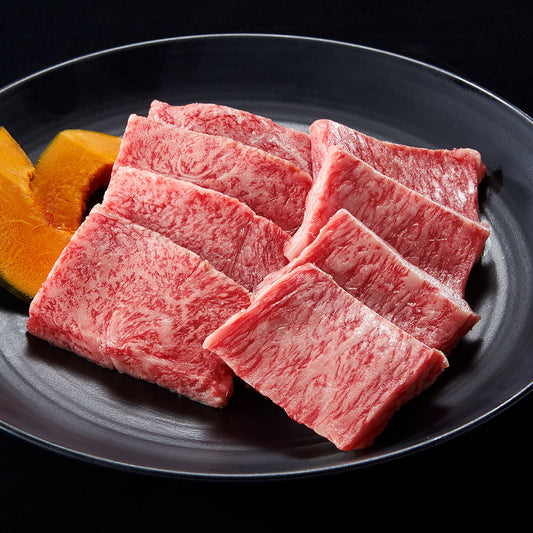 黒毛和牛カルビ600gの霜降り模様が鮮明に見える焼肉用スライスが黒皿に整然と盛り付けられている