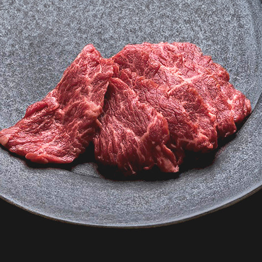 黒いプレートに広げて盛り付けられた牛ハラミ肉のアップ 赤身と適度な脂のバランスが際立つ断面