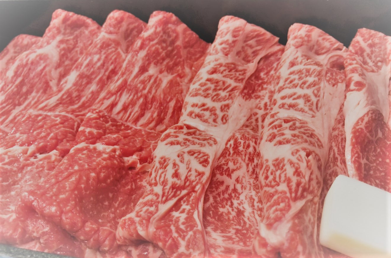 霜降りが細かく入った和牛の薄切り肉が整然と並べられており、鮮やかな赤身と白いサシのコントラストが際立つすき焼き・焼肉向けのクローズアップ