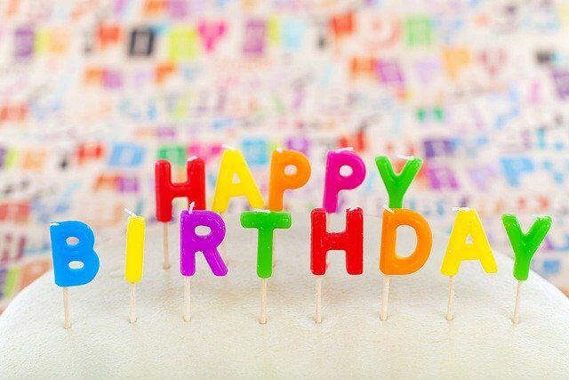 カラフルな文字型キャンドルでHAPPY BIRTHDAYと綴られたデコレーションケーキ。誕生日プレゼントにお肉ギフトを贈るコラムのアイキャッチ