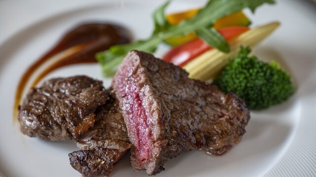 弱火でじっくり?おいしいステーキの焼き方を紹介