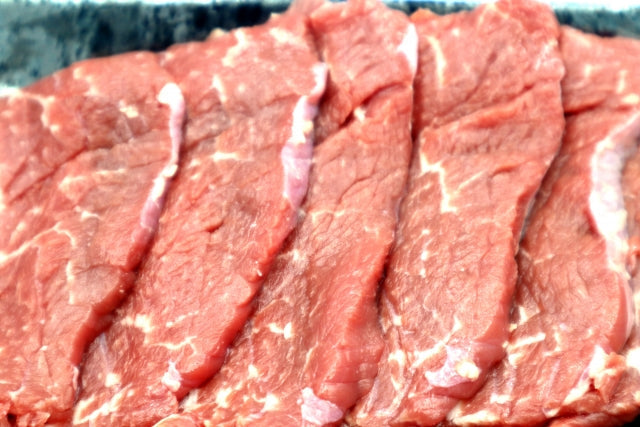 牛の肩バラ肉を薄くスライスした赤身と脂のバランスが取れた和牛カルビ用肉が複数枚並んでいる