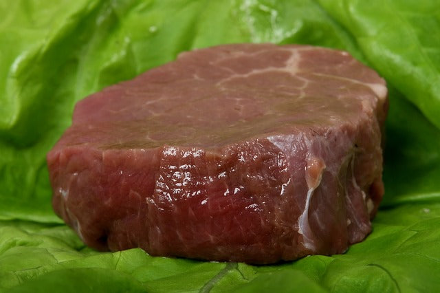 レタスの上に置かれた赤身の牛肉の塊。サシが少なく濃いワインレッドの断面が特徴的で、ランイチなどもも系赤身部位の凝縮した旨みを感じさせる