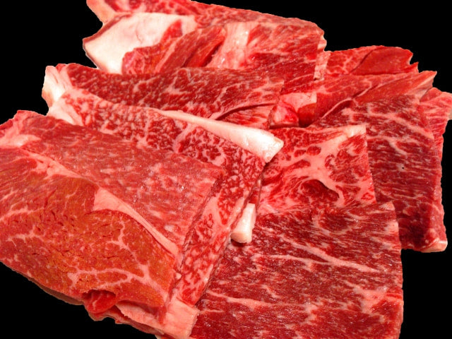 鮮やかな赤身と細かな霜降りが広がる鹿児島黒牛の焼肉用スライス肉が複数枚並んでいる