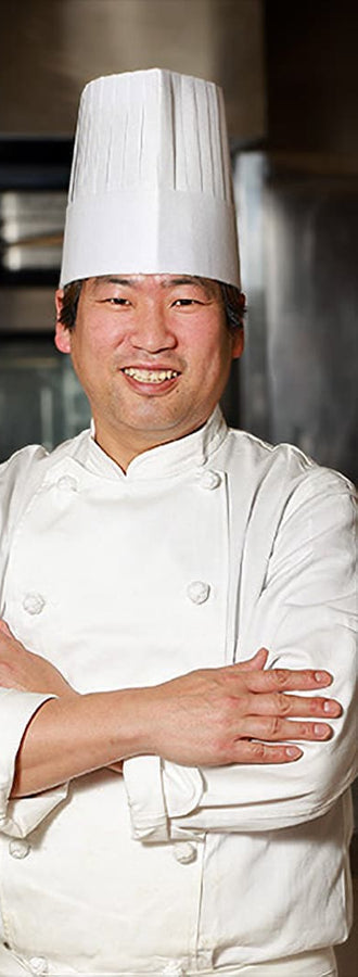 白衣とコック帽姿で腕を組む、和牛セレブ監修シェフ