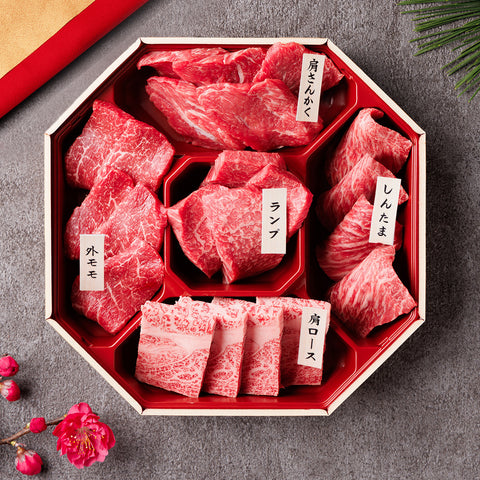 和牛セレブの神戸牛5種希少部位焼肉食べ比べ350g、八角形の赤い器に肩さんかく・ランプ・しんたま・外モモ・肩ロースが部位ラベルつきで区分けして盛り付けられている