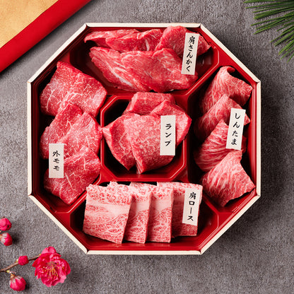 和牛セレブの神戸牛5種希少部位焼肉食べ比べ350g、八角形の赤い器に肩さんかく・ランプ・しんたま・外モモ・肩ロースが部位ラベルつきで区分けして盛り付けられている