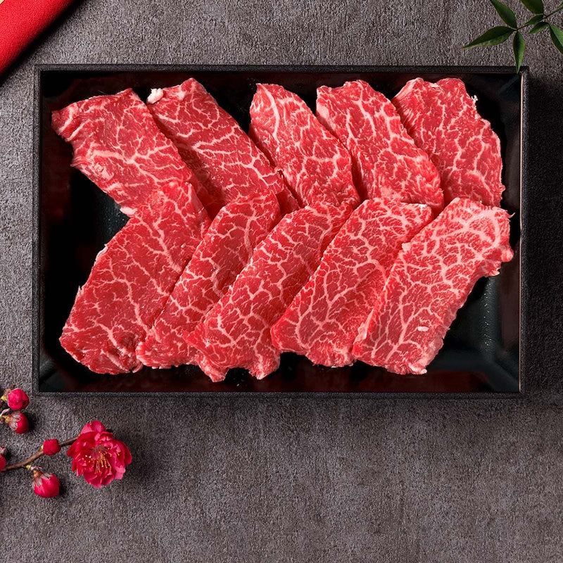 和牛セレブの神戸牛特選焼肉モモ・カタ150gが黒いトレーに整然と並び、鮮やかな赤身と細かな霜降りが際立つ