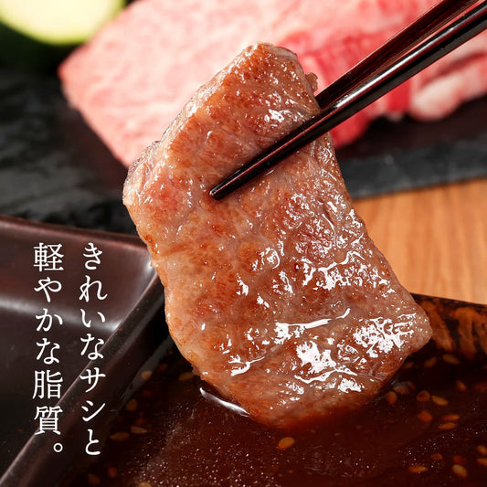 黒毛和牛の焼き上がった一切れをお箸でつまんだアップ、きれいなサシと軽やかな脂質の質感が際立つ