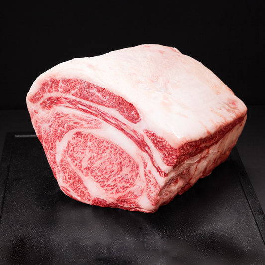 飛騨牛リブロース塊肉の断面をとらえたカットで、同心円状に広がる眼筋を中心に細かい霜降りのサシが全体を覆っている