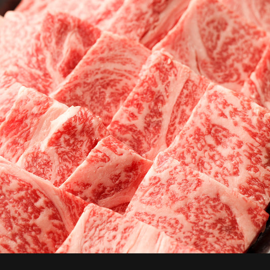 飛騨牛カイノミのきめ細やかな霜降りをクローズアップで捉えた焼肉用スライス、赤身と脂が均一に入った断面