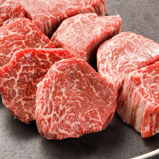 脂と赤身のバランスが美しいヒレ肉のブロックが黒いトレーに複数枚のせられ、きめ細かな霜降りが全面に入っている