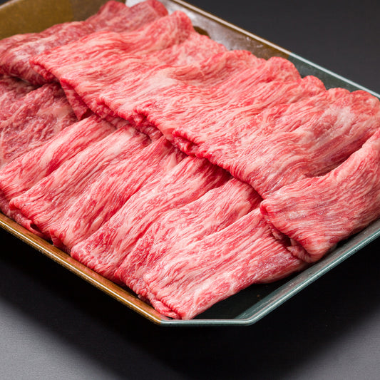 飛騨牛すき焼き用スライスが四角いトレーに広げられ、赤身と細かな霜降りのサシが際立つ断面が見える