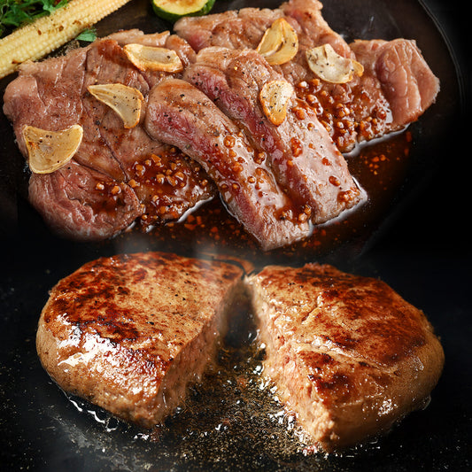 黒い鉄板に上段がモモステーキのスライス、下段が半分に切ったハンバーグという2段構成で盛り付けられ、肉汁とソースが絡んでいる