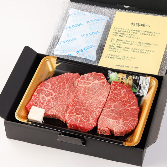 飛騨牛モモステーキが黒い化粧箱に収められ、保冷剤とお客様へのご案内カードとともに丁寧にパッケージされた状態
