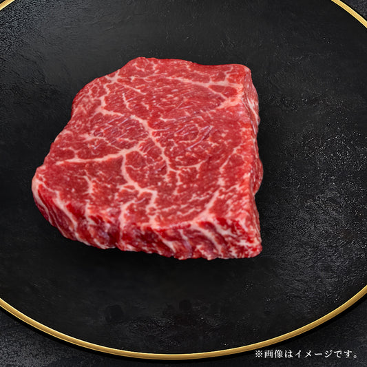 黒い丸皿の上に置かれた北海マザービーフのランプステーキ。鮮やかな赤身に細かな霜降りが均一に入り、きめ細かな肉質が伝わる一切れの全体像