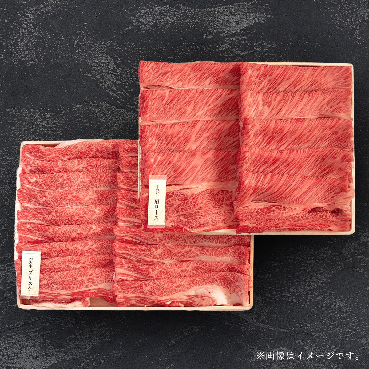 木製トレーに2種類の黒毛和牛薄切りスライスが整然と並び、鮮やかな赤身と美しい霜降りのコントラストが際立つ盛り付け