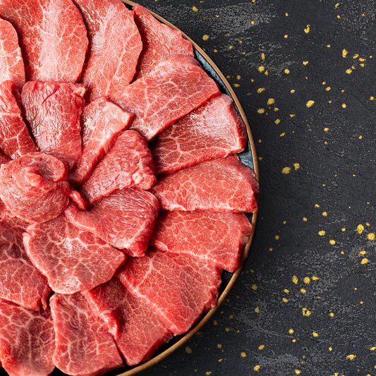 米沢牛ウデ焼肉500gの赤身肉がきめ細かな霜降りとともに円皿に放射状に美しく並んでいる