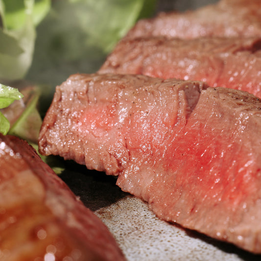 前沢牛のイチボステーキを焼き上げた断面 ほんのりピンクに仕上がった赤身肉が鉄板の上に並んでいる